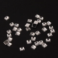 Vista macro de brillantes cuadrados de acrílico de 2mm para uñas y decoración DIY - Tamaño Mini / Blanco