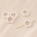 Detaillierte Makroansicht weißer fünfblättriger Keramikblumenperlen für DIY-Schmuck - Glänzendes Weiß