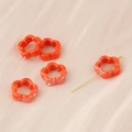 Detailansicht orangefarbener Keramik-Blumenperlen mit seitlichen Löchern für DIY-Schmuck - Leuchtend Orange Hohle Blume