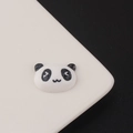 Vista macro dettagliata di un ciondolo a forma di panda in resina 3D su un vassoio bianco - Testa di Panda Carina (1#)