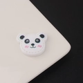 Dettaglio di un ciondolo in resina a forma di panda carino con guance rosa per accessori fai da te - Panda con Bordo in Rilievo (4#)