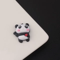 Dettaglio di un panda in resina 3D con guance rosa e cuore rosso per decorazioni DIY - Panda che Tiene un Cuore (5#)