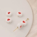 Cuentas cilíndricas de acrílico blanco con corazones rojos para joyería DIY - Corazón / 10mm