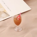 Miniatura di bicchiere di succo per casa delle bambole con bevanda marrone e fragola - Stile Succo alla Fragola (15#)