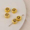 Kit de joyería DIY con cinco cuentas redondas de cerámica amarilla con cara sonriente - Sonrisa / 12mm