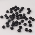 Nahaufnahme von 8 mm facettierten schwarzen Glasperlen mit reflektierenden Oberflächen für DIY - Schwarz
