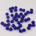 Makro-Detail facettierter tiefblauer Glaskristallperlen für DIY-Schmuck und Ketten - Königsblau