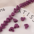Dettaglio macro di graziose perline di ceramica a forma di topo viola con perno dorato - Stile Topo Viola (10#)