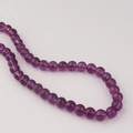 Gros plan de perles en verre violet translucide de 8 mm pour la création de bijoux DIY - Taille 6