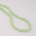 Vue détaillée de perles de verre vert clair de 8mm pour la création de bijoux DIY - Taille 7
