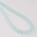 Détail macro de perles en verre bleu clair de 8mm pour la création de bijoux - Taille 9
