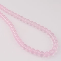 Gros plan de perles en verre rose translucide de 8 mm pour la création de bijoux DIY - Taille 11