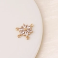 Dettaglio del connettore per gioielli a fiore con zirconi e base dorata - Connettore Forma di Fiore (2#)