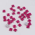 Vue macro de strass acryliques facettés rose de 4mm pour bricolage créatif - Rose rouge