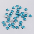 Détails macro de strass en acrylique bleu à facettes 4mm pour nail art DIY et artisanat - Bleu clair
