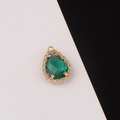 Detalle de colgante de cristal verde esmeralda con marco dorado vintage trabajado - Verde Esmeralda (12#)
