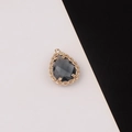 Detalle de colgante de gota bañado en oro con encaje y cristal gris tallado a mano - Gris Oscuro (1#)