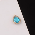 Detalle de colgante de gota en cristal azul cielo con base de encaje dorado labrado - Azul Cielo (8#)