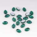 Primer plano de diamantes acrílicos ovalados verde esmeralda 4x6mm para bisutería - 4x6 / Verde Esmeralda