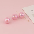 Makroaufnahme irisierender Meerjungfrau-Acrylperlen mit Goldnadel für DIY-Schmuckherstellung - 16mm Rosa