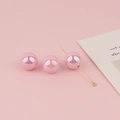 Detail von rosa irisierenden Acrylperlen mit Aurora-Effekt für DIY-Schmuckherstellung - 14mm Rosa