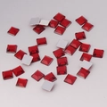 Vista macro de piedras cuadradas rojas de 5 mm con base plana y facetas para manualidades - Rojo