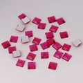 Détail macro de strass acryliques carrés rose foncé 5mm avec dos plat argenté poli - Rose rouge