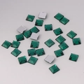 Détail macro de strass acryliques carrés vert émeraude 5mm pour décoration d'ongles - Vert émeraude