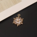 Makroaufnahme von vergoldetem Schneeflocken-Anhänger mit Markise-Zirkonia und Ring zum Aufhängen - 15*21mm