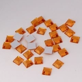 Vue détaillée de strass en acrylique carrés orange 5mm avec base plate argentée polie - Orange