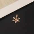 Makroaufnahme von vergoldetem Schneeflocken-Anhänger mit Zirkonia für DIY-Schmuck - 11*14mm