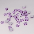 Detalle macro de diamantes cuadrados de acrílico lavanda de 5mm para decoración de uñas - Lavanda