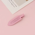 Detailansicht der rosa mattierten Haarspange mit Logo und Metallfeder-Mechanismus - Rosalila (1#)