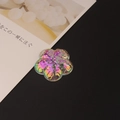 Detailopname van een iriserende harsbloem met een reliëfpatroon van klavertjes - Reliëf Bloemvorm (3#)