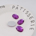 Detalle macro de diamantes de imitación acrílicos ovalados púrpuras con base plateada - Especificación Estándar / Púrpura