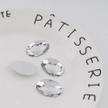 Detalle macro de diamantes de imitación acrílicos ovalados de 18x25mm con fondo plateado - Especificación Estándar / Blanco