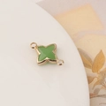 Dettaglio del ciondolo a quadrifoglio in cristallo verde placcato oro con doppi anelli - Stile Verde Profondo (6#)