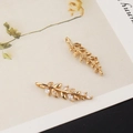 Vue détaillée de pendentifs feuilles de ginkgo dorés avec zircons blancs étincelants - 5# Design Épi de Blé (T0018)
