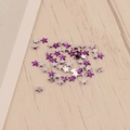 Primer plano de dijes de estrellas moradas de 3mm para uñas sobre madera clara - Púrpura (2#)