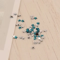 Vista macro de decoraciones de uñas en forma de estrella de 3 mm turquesa y plata - Cian (5#)