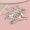 Dettaglio macro di strass acrilici a forma di cuore da 8 mm con rivestimento AB cangiante e retro piatto - Cuore Piatto 8mm / Bianco AB