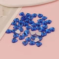 Dettaglio di strass acrilici blu a cuore da 8mm con base piatta argentata per fai da te - Cuore Piatto 8mm / Blu Zaffiro