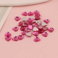 Vista dettagliata di strass a cuore in acrilico rosa da 8mm per progetti fai-da-te - Cuore Piatto 8mm / Rosa Rosso