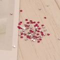 Détail de paillettes à ongles étoiles 3mm roses et argentées sur surface en bois - Mélange Rouge Rose (11#)