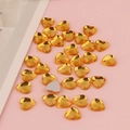 Dettaglio di strass in acrilico a cuore dorato da 8 mm con retro piatto e sfaccettature - Cuore Piatto 8mm / Giallo Oro
