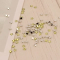 Détail macro de minuscules paillettes pour ongles en forme d'étoile de 3mm en argent et jaune - Argent Jaune Vert (14#)