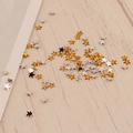 Vue macro de paillettes étoiles de 3mm or et argent pour nail art sur fond de bois - Or Argent (16#)