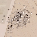 Gros plan de paillettes d'ongles en métal argenté de 3 mm sur un bureau en bois clair - Argent (19#)