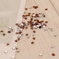Détail de bijoux d'ongles étoiles de 3mm en argent et ambre sur fond de bois - Argent Ambre (20#)