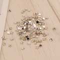 Détail macro de breloques étoiles en métal de 3 mm pour nail art en argent et or - Or Clair (21#)